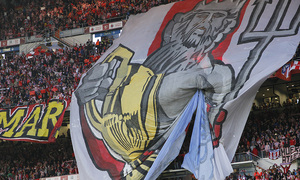 Temporada 12/13. Final Copa del Rey 2012-13. Real Madrid - Atlético de Madrid. Despliegue del tifo preparado por la afición rojiblanca.